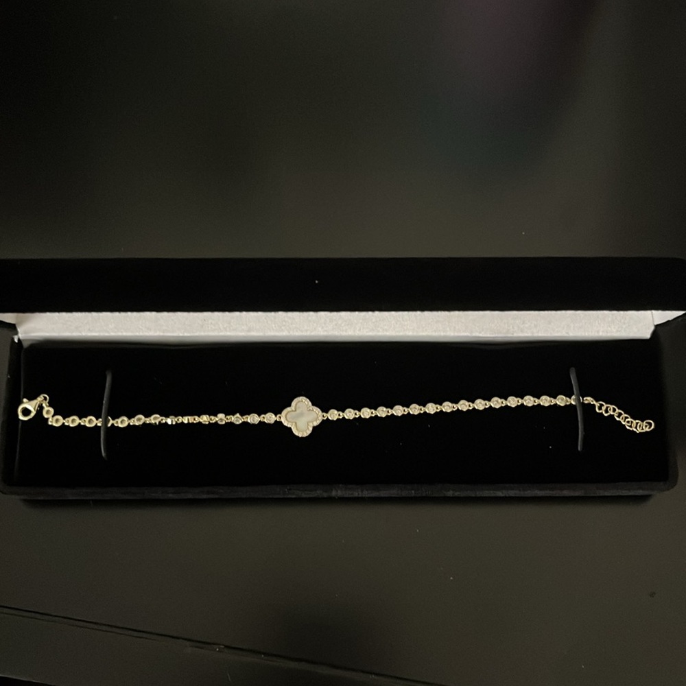 NWOT Rachel Zoe Mother of Pearl Clover Bracelet - Picture 4 of 5